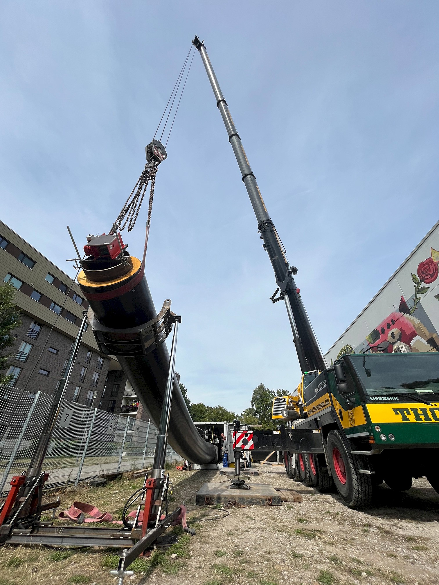 Auf unserer Baustelle in Hamburg haben wir ein 16m langes Rohr DN800/1100 auf über 20° gebogen und damit einen neuen Weltrekord aufgestellt!