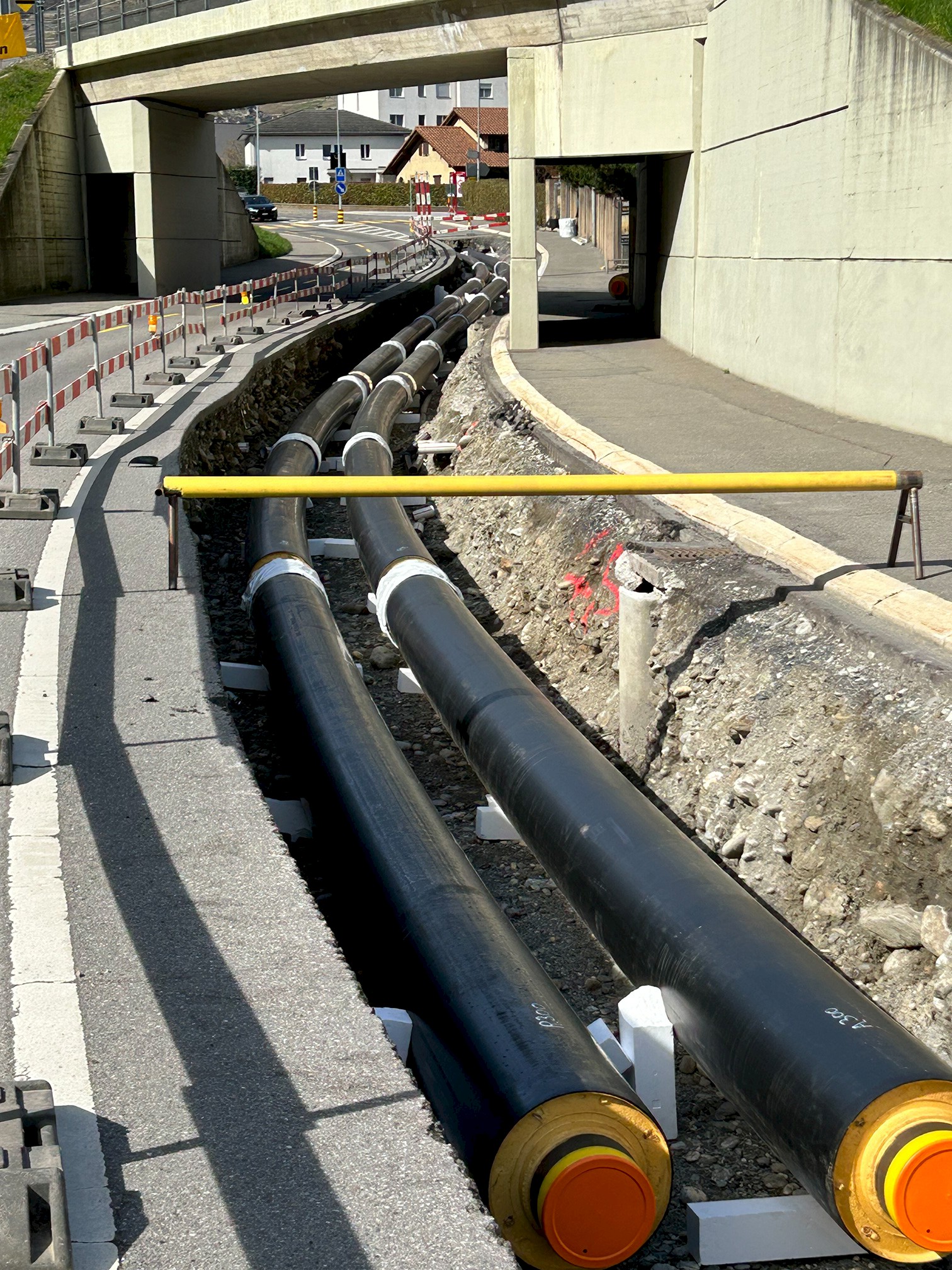 Immediately after bending, the pipes are ready to be lowered into the trench. As here on our site in Martigny, Switzerland.